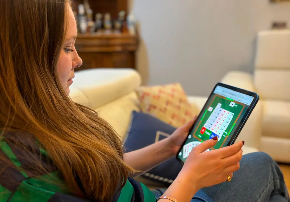 Person som spiller bridge